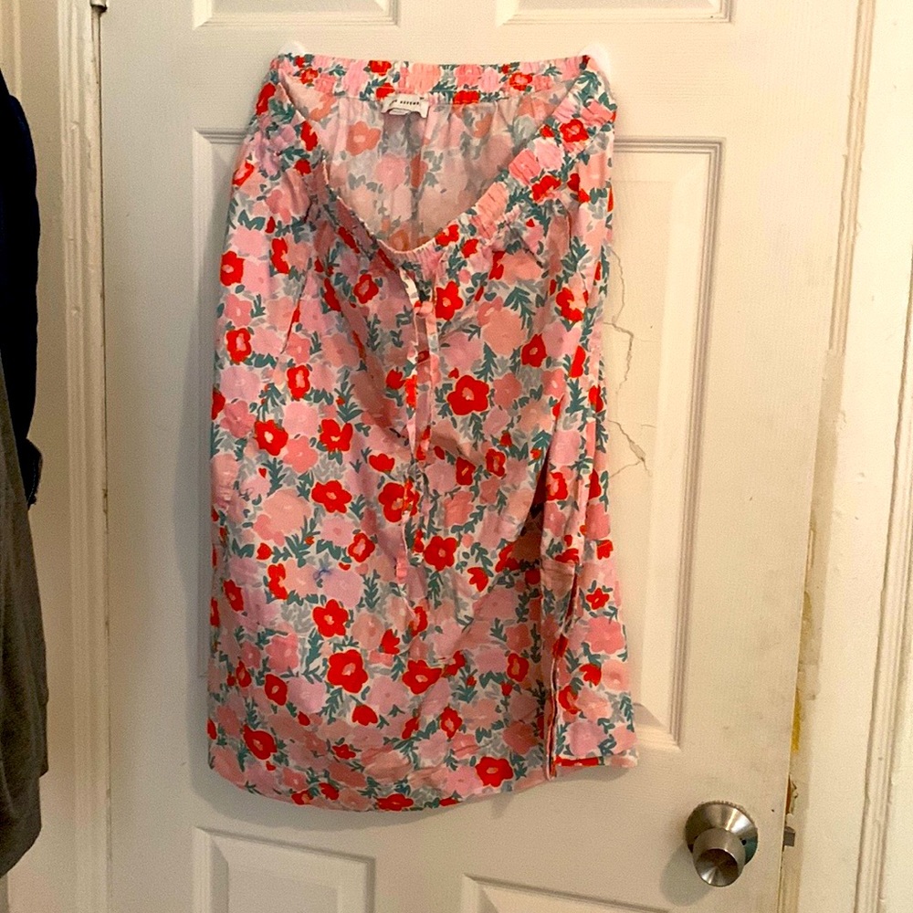 Beautiful free assembly skirt size Large just doesn’t fit me:(